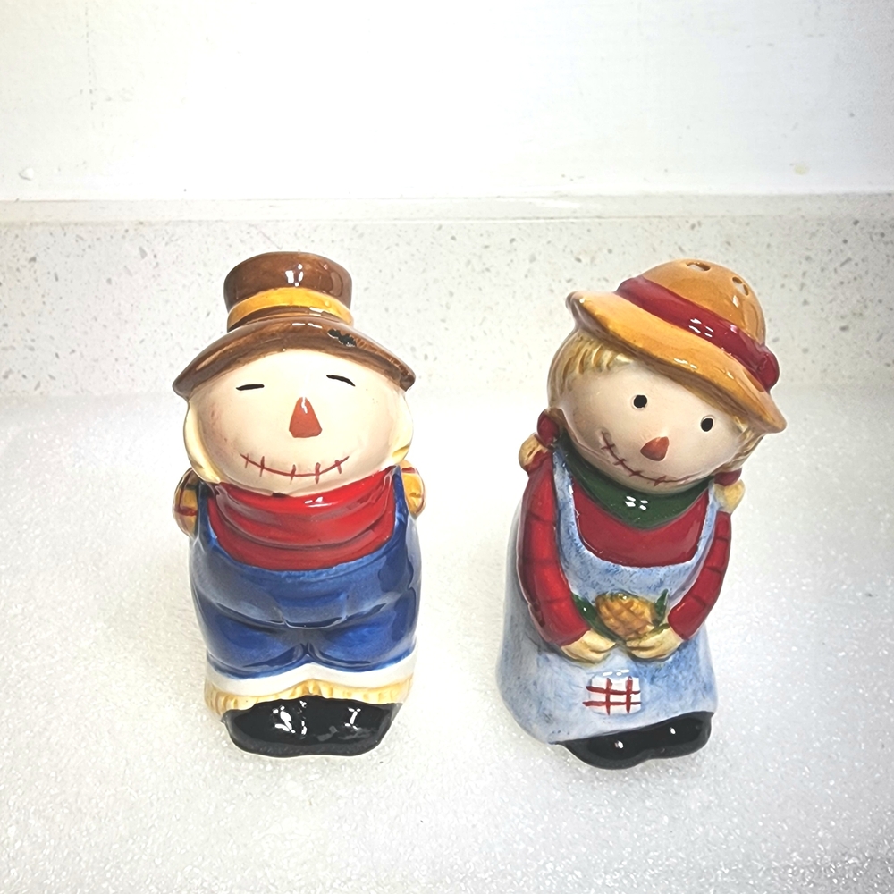 Salt And Pepper Shakers  Scarecrow Couple New With Tags